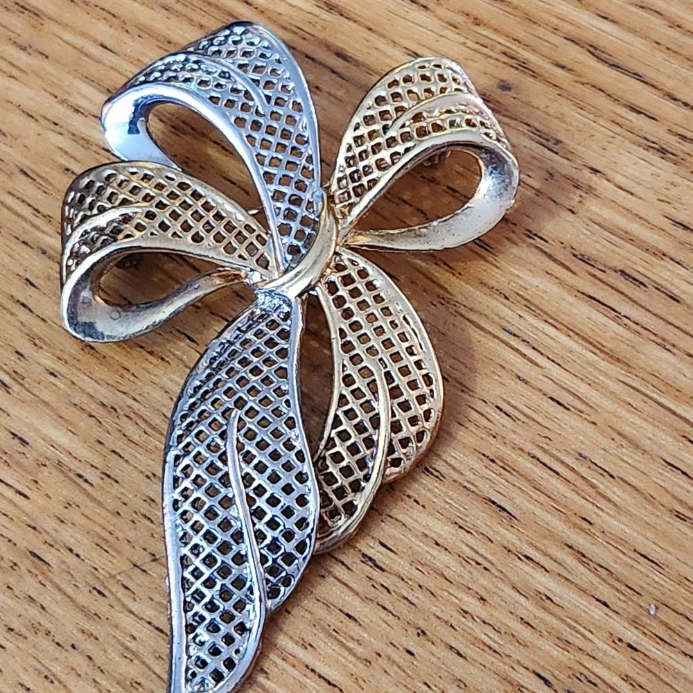 Vintage 2 tone bow pin